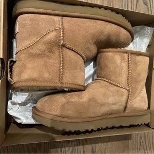 CHESTNUT UGG MINIS SIZE 7